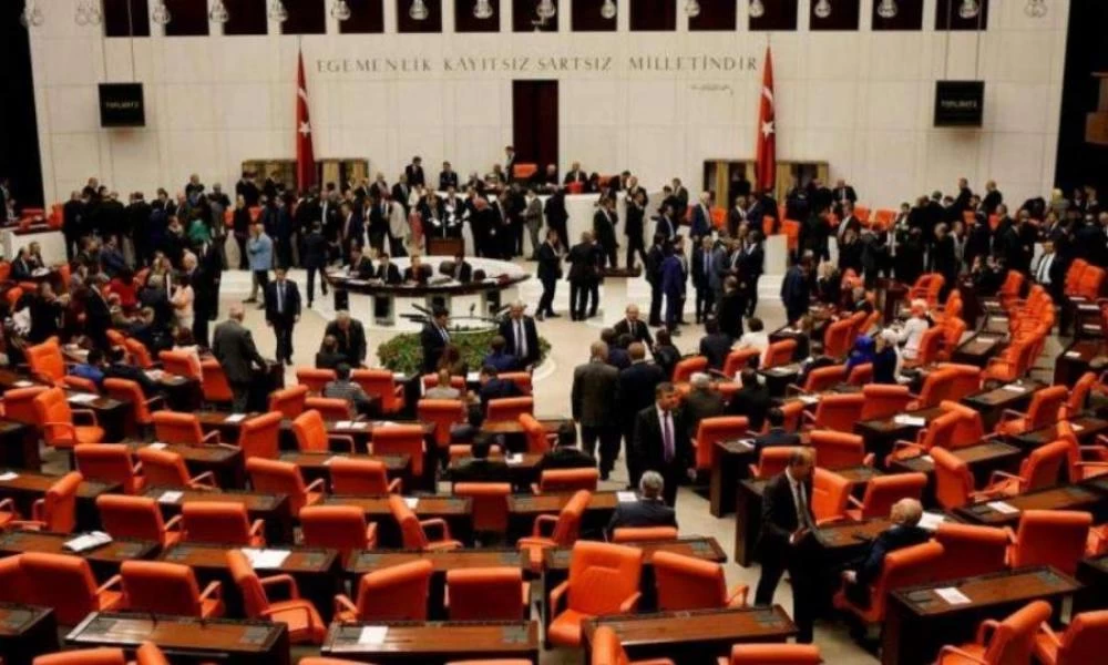 Ο "κακός χαμός" στη Βουλή της Τουρκίας: "Δε θα περάσει ο φασισμός, αυτό είναι πραξικόπημα" φώναζαν στον Ερντογάν